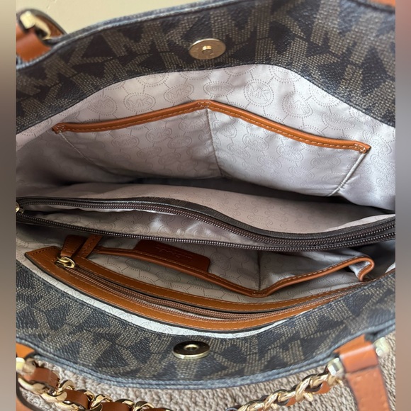 New Michael Kors Signature Monogram Harper Tote - Picture 7 of 9